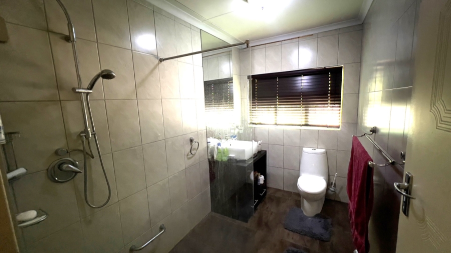 4 Bedroom Property for Sale in Langenhovenpark Free State